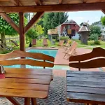 Auf Einer Ebene Mit Eigenem Garten, Sommerpool Und Badefass *