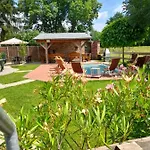 Auf Einer Ebene Mit Eigenem Garten, Sommerpool Und Badefass *