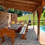 Auf Einer Ebene Mit Eigenem Garten, Sommerpool Und Badefass Heinsdorfergrund
