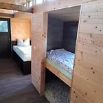 Auf Einer Ebene Mit Eigenem Garten, Sommerpool Und Badefass