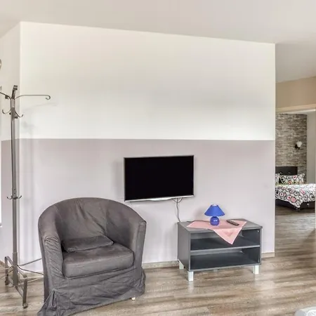 Ferienhaus auf einer Ebene für 25 Personen mit eigenem Garten und Pool *