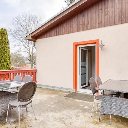 Ferienhaus Auf Einer Ebene Mit Eigenem Garten, Sommerpool Und Badefass