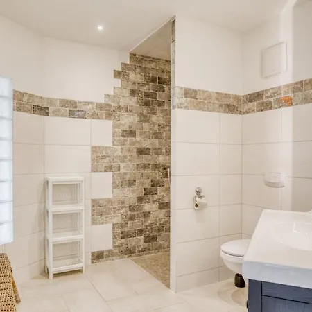 Ferienhaus Auf Einer Ebene Für 25 Personen Mit Eigenem Garten Und Pool