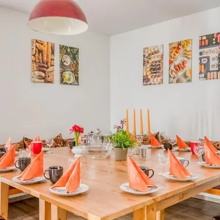 Auf Einer Ebene Für 25 Personen Mit Eigenem Garten Und Pool Ferienhaus Heinsdorfergrund
