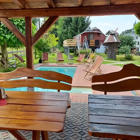 Ferienhaus auf einer Ebene für 25 Personen mit eigenem Garten und Pool *