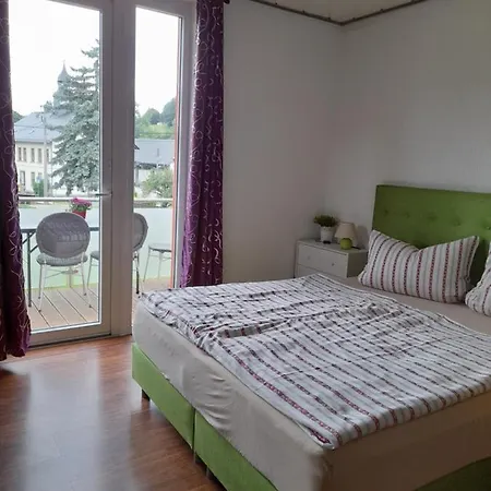 Auf Einer Ebene Fuer 25 Personen Mit Eigenem Garten Und Pool 펜션 *