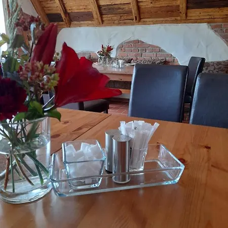 Auf Einer Ebene Fuer 25 Personen Mit Eigenem Garten Und Pool *