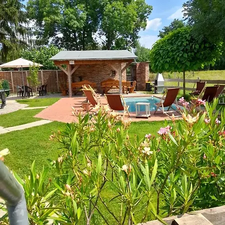 Ferienhaus auf einer Ebene für 25 Personen mit eigenem Garten und Pool *