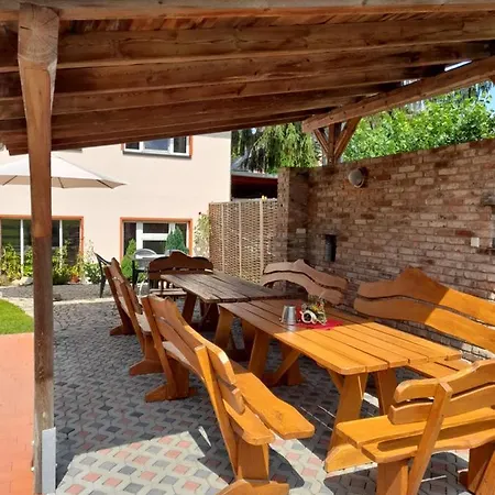 Ferienhaus Auf Einer Ebene Für 25 Personen Mit Eigenem Garten Und Pool *