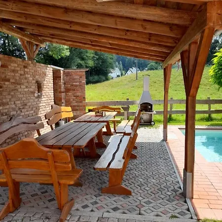 Ferienhaus auf einer Ebene für 25 Personen mit eigenem Garten und Pool Heinsdorfergrund