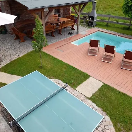 Ferienhaus Auf Einer Ebene Für 25 Personen Mit Eigenem Garten Und Pool Heinsdorfergrund