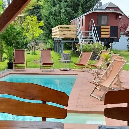 Ferienhaus Auf Einer Ebene Für 25 Personen Mit Eigenem Garten Und Pool Heinsdorfergrund