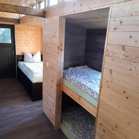 Ferienhaus auf einer Ebene für 25 Personen mit eigenem Garten und Pool