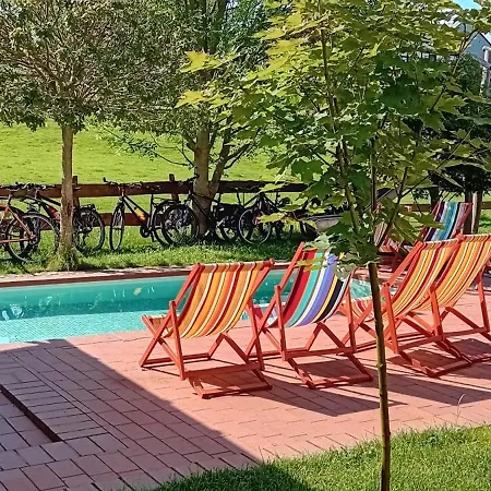 Auf Einer Ebene Mit Eigenem Garten, Sommerpool Und Badefass
