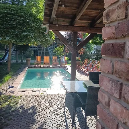 Auf Einer Ebene Fuer 25 Personen Mit Eigenem Garten Und Pool * Heinsdorfergrund