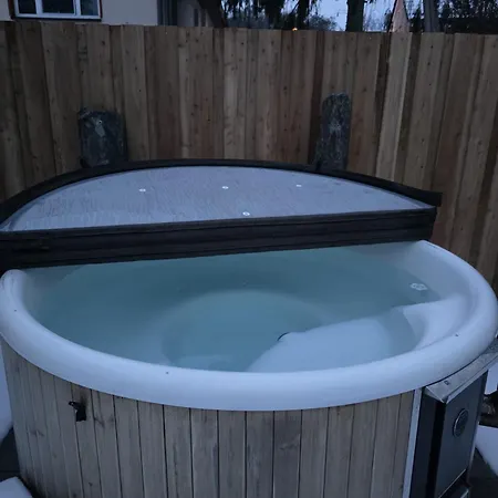 Auf Einer Ebene Mit Eigenem Garten, Sommerpool Und Badefass Vakantiehuis *