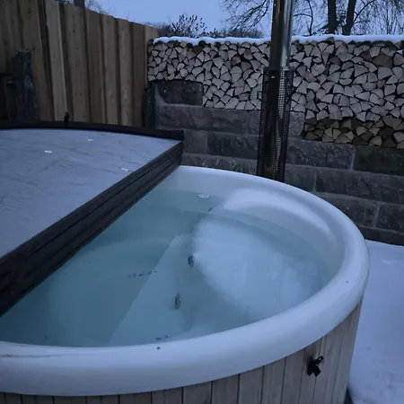 Ferienhaus Auf Einer Ebene Mit Eigenem Garten, Sommerpool Und Badefass