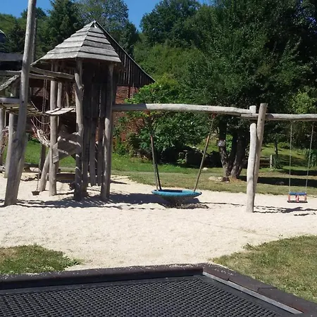 Ferienhaus Auf Einer Ebene Für 25 Personen Mit Eigenem Garten Und Pool