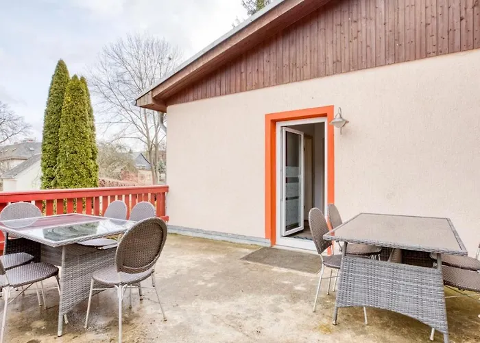 Auf Einer Ebene Für 25 Personen Mit Eigenem Garten Und Pool