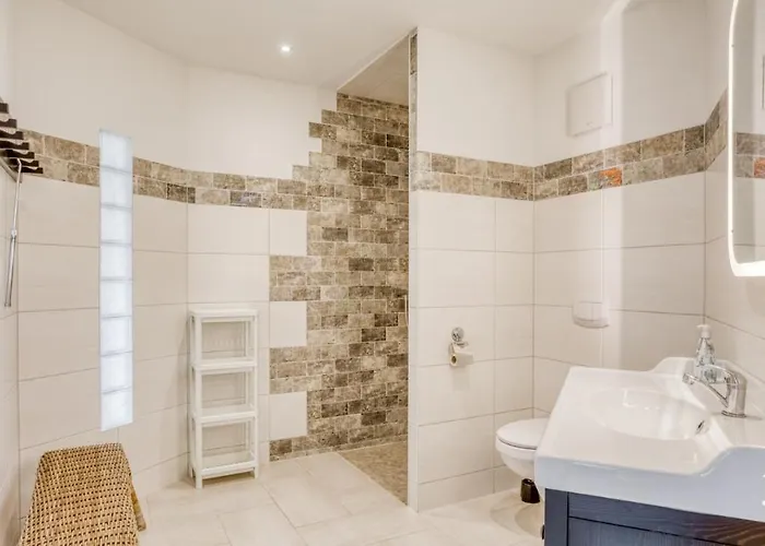 Ferienhaus Auf Einer Ebene Für 25 Personen Mit Eigenem Garten Und Pool