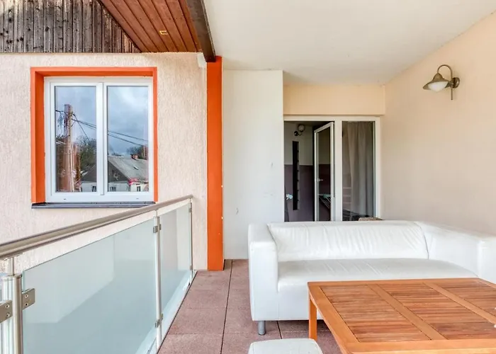 Ferienhaus Auf Einer Ebene Für 25 Personen Mit Eigenem Garten Und Pool