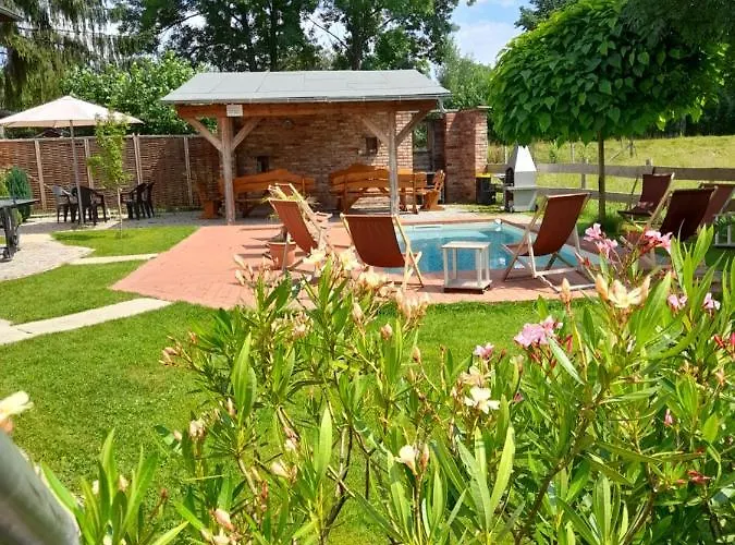 Auf Einer Ebene Für 25 Personen Mit Eigenem Garten Und Pool *