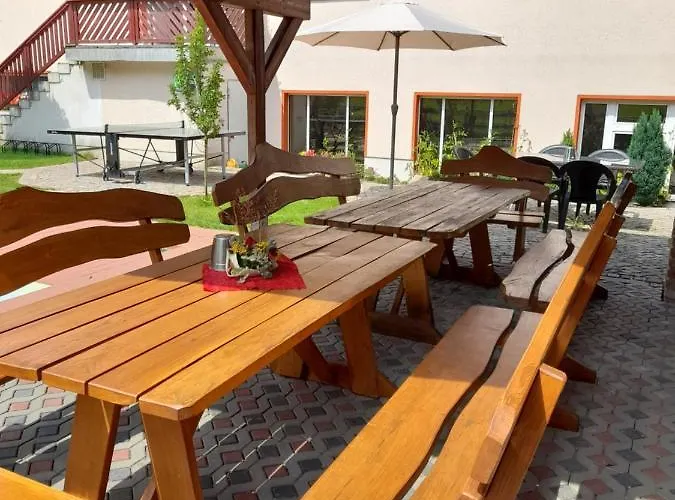 Ferienhaus Auf Einer Ebene Für 25 Personen Mit Eigenem Garten Und Pool *