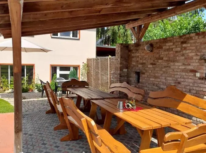 Ferienhaus Auf Einer Ebene Für 25 Personen Mit Eigenem Garten Und Pool *