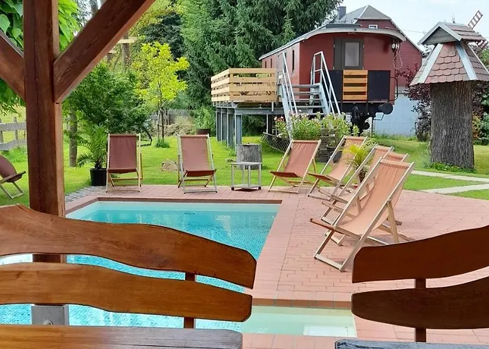 Ferienhaus Auf Einer Ebene Für 25 Personen Mit Eigenem Garten Und Pool Heinsdorfergrund