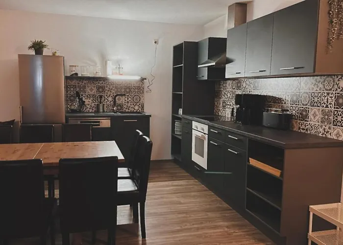 Auf Einer Ebene Für 25 Personen Mit Eigenem Garten Und Pool * Heinsdorfergrund