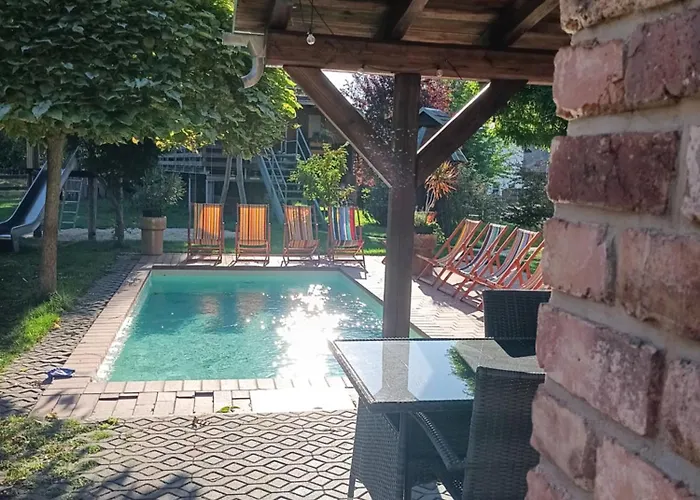 Auf Einer Ebene Für 25 Personen Mit Eigenem Garten Und Pool * Heinsdorfergrund