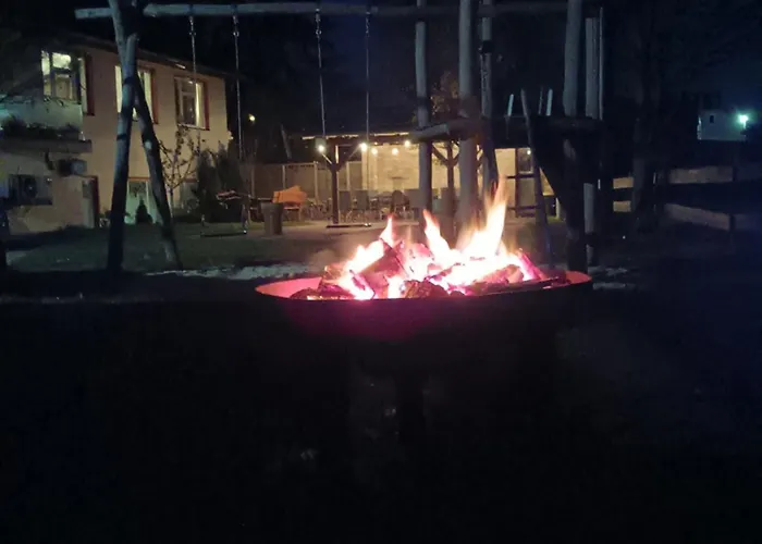 Auf Einer Ebene Für 25 Personen Mit Eigenem Garten Und Pool Heinsdorfergrund