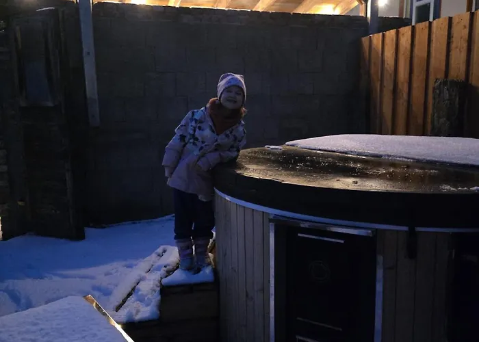 Ferienhaus Auf Einer Ebene Für 25 Personen Mit Eigenem Garten Und Pool *