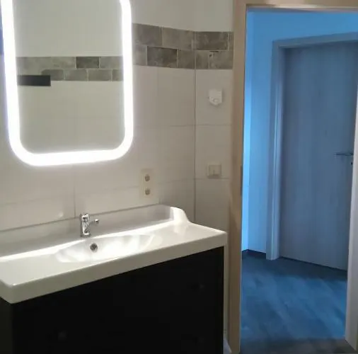 Auf Einer Ebene Für 25 Personen Mit Eigenem Garten Und Pool