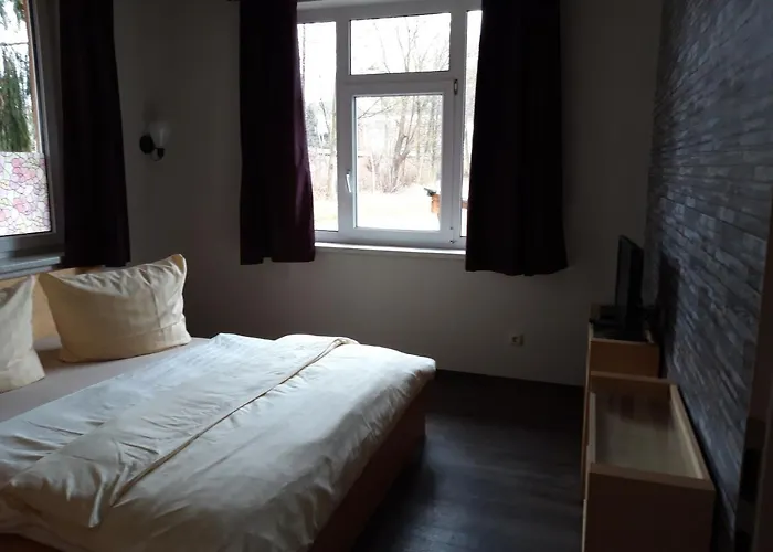 Auf Einer Ebene Für 25 Personen Mit Eigenem Garten Und Pool Ferienhaus Heinsdorfergrund