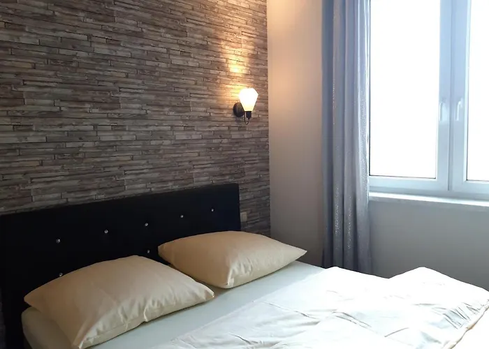 Ferienhaus Auf Einer Ebene Für 25 Personen Mit Eigenem Garten Und Pool Heinsdorfergrund